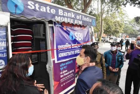 कुम्भ मेले के लिए मोबाईल एटीएम की सुविधा शुरू