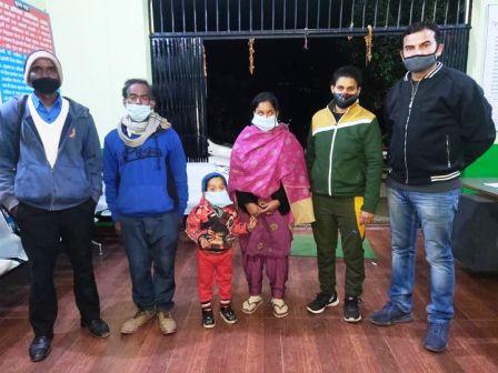 चौखुटिया पुुलिस ने लापता मां-बेटे को परिवार के सुपुर्द किया