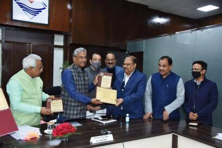 उत्तराखण्ड ई-कैबिनेट को मिला ई-गर्वनेंस अवार्ड, सीएम को सौंपा अवार्ड