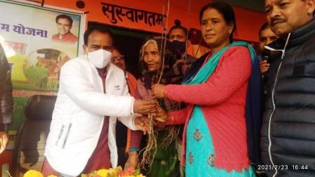 धनदा पहुंचे आदर्श ग्राम कुल्याणी, कहा एप्पल विलेज बनेगा गांव