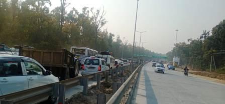 लच्छीवाला टोल प्लाजा में टैक्स वूसली शुरू, बदइंतजामी के चलते जाम की स्थिति