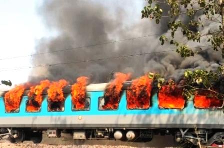 द बर्निंग ट्रेनः बीहड़ जगल में ट्रेन ने पकड़ी आग