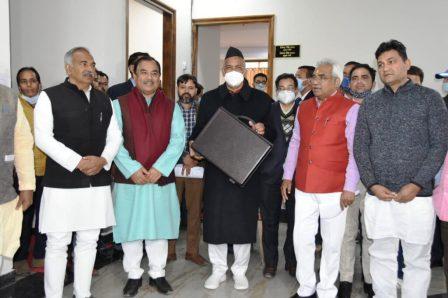 बजट सत्रः सीएम त्रिवेन्द्र ने किया सदन में बजट पेश, जानिए बजट की खास बातें