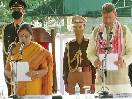 तीरथ ने ली सीएम पद की शपथ, बोले बेहतरी के लिए करेंगे काम