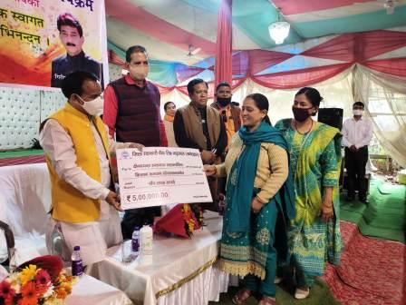 श्रीनगर बेस अस्पताल को दो एम्बुलेंस और एक्स-रे मशीन की सौगात