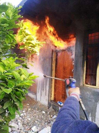 टैंट हाउस में आग लगी, पुलिस आग पर पाया काबू