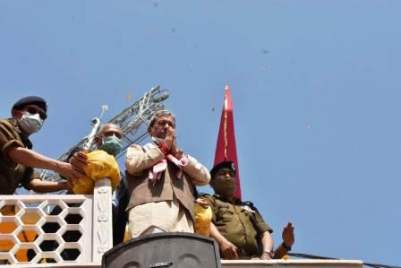 सीएम तीरथ पहुंचे हरिद्वार, शाही स्नान पर साधु-संतुओं का किया स्वागत