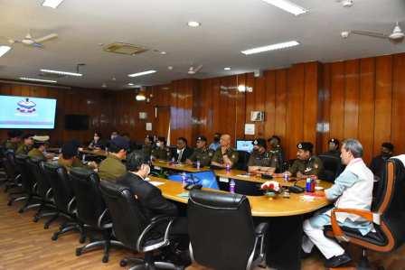 पुलिस अफसरों की बैठक में बोले सीएम तीरथ, क्राउड मैनेजमेंट को करें पुख्ता इंतजाम