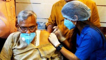 त्रिवेंद्र ने लगाया कोरोना का टीका, सीएम रहते हुए कोरोना बचाव को लेकर किए कई काम