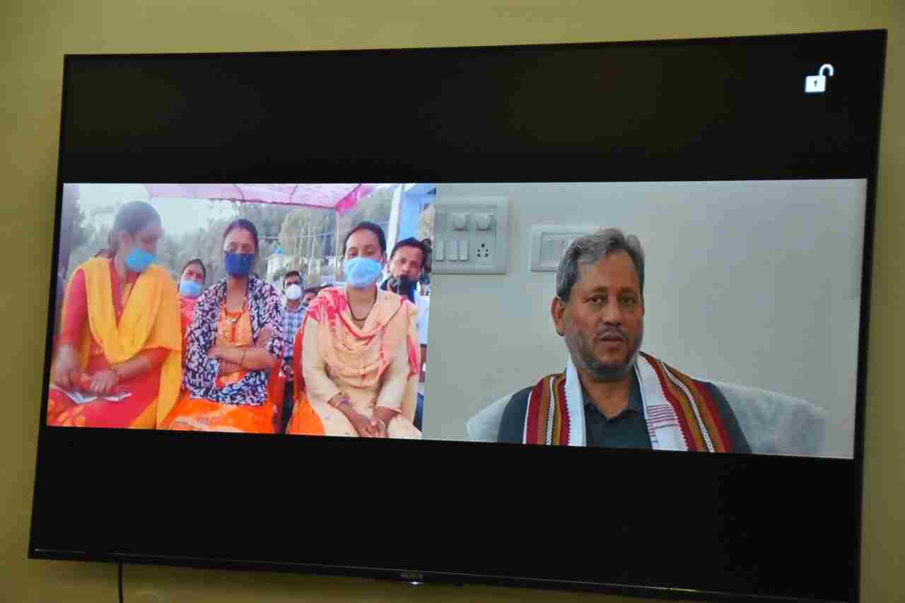 रात्रि चौपाल में सीएम तीरथ ने वर्चुअल माध्यम से सुनी आम जन की समस्या
