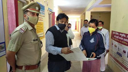 डाक्टर, फार्मासिस्ट अस्पताल से नदारद, डीएम ने दिए वेतन कटौती के आदेश