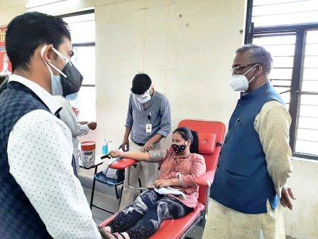 पूर्व सीएम त्रिवेन्द्र ने युवाओं से की रक्तदान की अपील