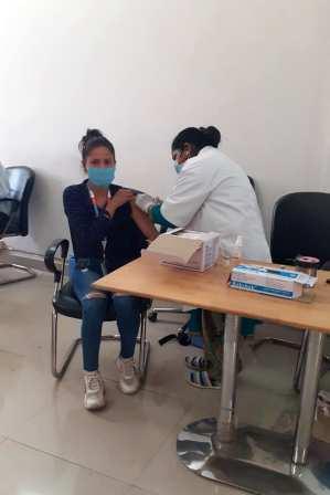 मीडियाकर्मियों को सूचना निदेशालय में हुआ टीकाकरण