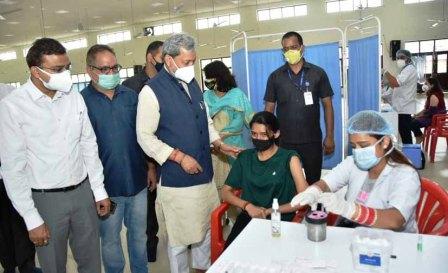 सीएम तीरथ ने टीकाकरण केन्द्र का किया निरीक्षण
