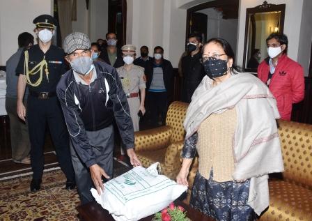 राज्यपाल ने बोट, रिक्शा एवं घोड़ा चालकों को राहत सामग्री वितरित की