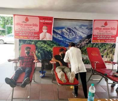 मिशन रक्तदानः सेवा के मंच पर युवाओं ने किया रक्तदान