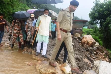 मुख्यमंत्री ने उत्तरकाशी के आपदाग्रस्त गांव का किया दौरा