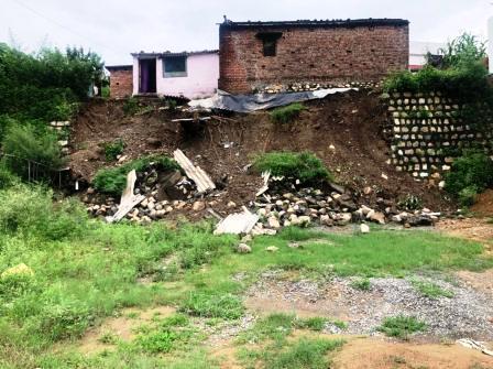 सहसपुर विधानसभाः लक्ष्मीपुर में पुस्ता ढहने से चार मकानों को खतरा, कांग्रेस नेता राकेश नेगी किया जल्द पुस्ता निर्माण का वायदा