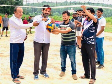 सहसपुर विधानसभाः रतनपुर मल्हान में बालीबाल प्रतियोगिता आयोजन, राकेश नेगी ने बतौर मुख्य अतिथि किया प्रतियोगिता का शुभारम्भ