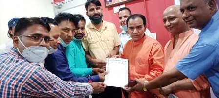 बेरोजगार फार्मासिस्टों ने कैबिनेट मंत्रियों से की मुलाकात, मांगों को लेकर सौंपा ज्ञापन