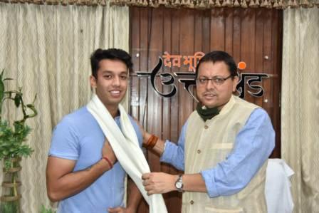 सीएम धामी से मिले फुटबालर कृष्णा चौधरी, किया सम्मानित