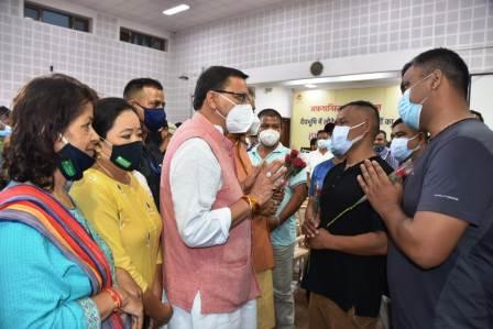 अफगानिस्तान से सकुशल वापस लौटे उत्तराखण्ड वासियों का मुख्यमंत्री ने किया स्वागत