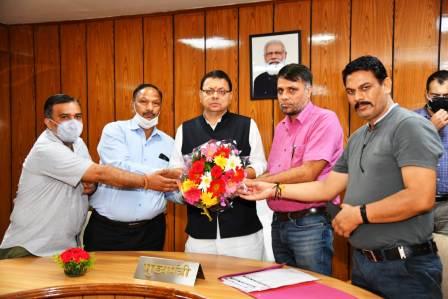 राजकीय शिक्षक संघ पदाधिकारियों की सीएम धामी से मुलाकात, शिक्षकों की समस्याओं पर की चर्चा