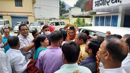 उत्तरकाशी पहुंचने पर पूर्व सीएम त्रिवेन्द्र का जोरदार स्वागत