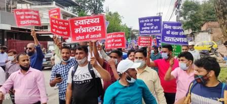 बेरोजगार डिप्लोमा फार्मासिस्टों ने किया विधान सभा का घेराव, कहा मांगे ना माने जाने तक जारी रहेगा आंदोलन