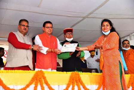 मुख्यमंत्री पुष्कर धामी ने महिला आईटीआई में मेगा स्वरोजगार शिविर का शुभारम्भ किया