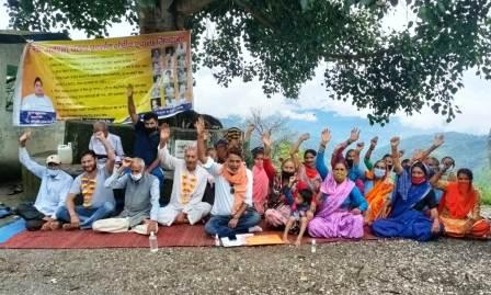 पीने के पानी के लिए ग्रामीण धरने पर, मांग जल्द पूरी ना होने की सूरत में भूख-हड़ताल की दी चेतावनी