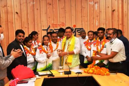 खेल-खिलाड़ीः सीएम धामी ने एशियन जु-जित्सु चैंपियनशिप पदक विजेता टीम को सम्मानित किया