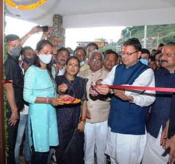 मुख्यमत्री का अल्मोड़ा भ्रमण, जनसमूह ने किया जोरदार स्वागत, पढ़े अल्मोड़ा के विकास के लिए सीएम की घोषणाएं