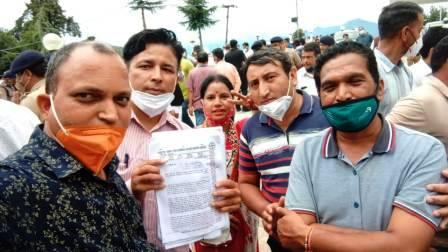 बेरोजगार फार्मासिस्टों ने टिहरी दौरे पर आये मुख्यमंत्री को 14 सूत्री मांगों का ज्ञापन सौंपा