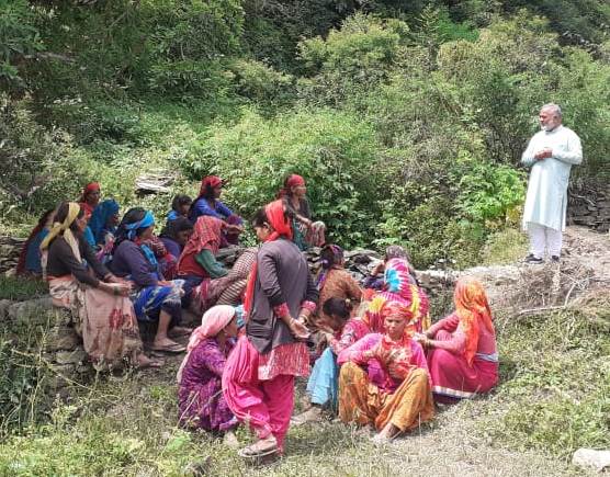 पूर्व ब्लाक प्रमुख मगन सिंह बिष्ट ने ग्रामीणों की समस्याओं को सुना