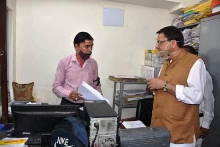 सीएम धामी ने किया नगर निगम का औचक निरीक्षण