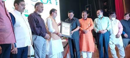 प्रो० कर्नाटक को मिला कुलपति ऑफ द ईयर का सम्मान, शिक्षक दिवस पर मुख्यमंत्री ने किया सम्मानित