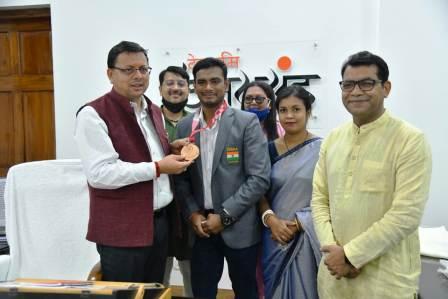 मुख्यमंत्री धामी ने पैरा-ओलम्पियन मनोज सरकार को किया सम्मानित