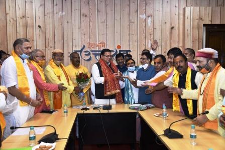 तीर्थ पुरोहितों के हक हकूक रहेंगे सुरक्षित, सीएम ने दिलाया विश्वास