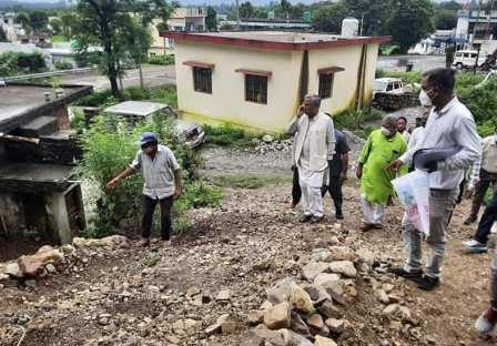 पूर्व सीएम ने सोडा सरौली में भूस्खलन क्षेत्रों में नुकसान का लिया जायजा