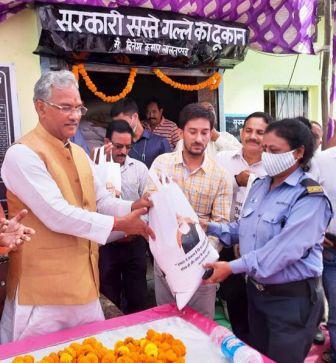 लालतप्प्ड़ में पूर्व सीएम ने त्रिवेन्द्र ने किया अन्न योजना कार्यक्रम का शुभारम्भ