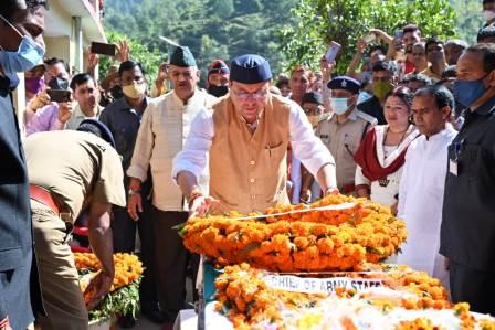 सीएम पुष्कर धानी पहुंचे धारकोट, शहीद विपिन सिंह को श्रद्धांजलि