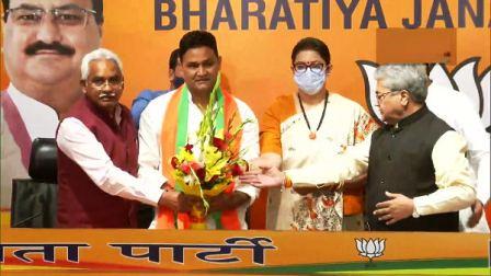 भाजपा के हुए MLA राम, दिल्ली में स्मृति ने दिलाई सदस्यता