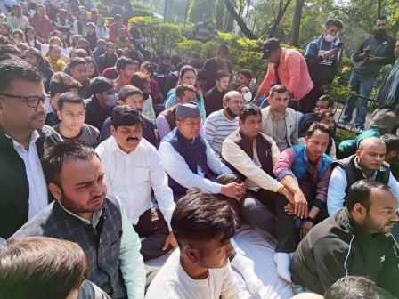 उत्तराखण्डः छात्रों के लोकतात्रिंक अधिकारों की बहाली के लिए कांग्रेसियों ने रखा मौन व्रत