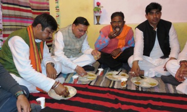 सीएम धामी ने दलित के दर पर किया भोजन