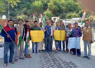 देवप्रयाग में काग्रेसियों ने बढ़ती मंहगाई के खिलाफ पेट्रोल पम्प पर किया प्रदर्शन