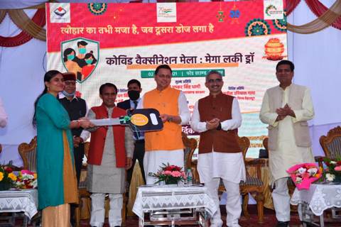 कोविड वैक्सीन मेलाः मेगा लक्की ड्रा में प्रतिभागियों ने जीते एक्टिवा और डबल डोर फ्रिज