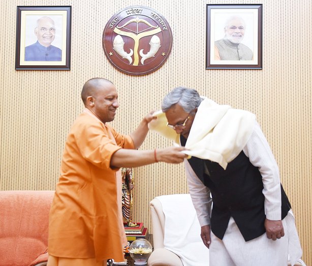 पूर्व सीएम त्रिवेन्द्र ने यूपी के सीएम योगी आदित्यनाथ से लखनऊ में की मुलाकात