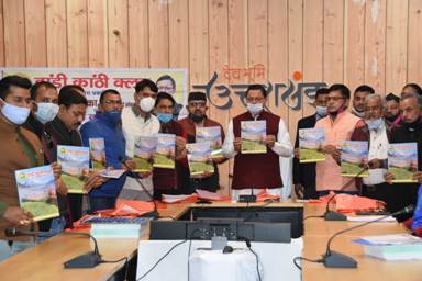 विमोचनः मुख्यमंत्री पुष्कर धामी ने डांडी कांठी क्लब की स्मारिका का किया विमोचन