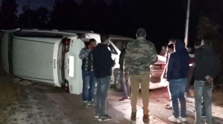 भरसार के पास कैबिनेट मंत्री का वाहन पलटा, सभी सवार सुरक्षित